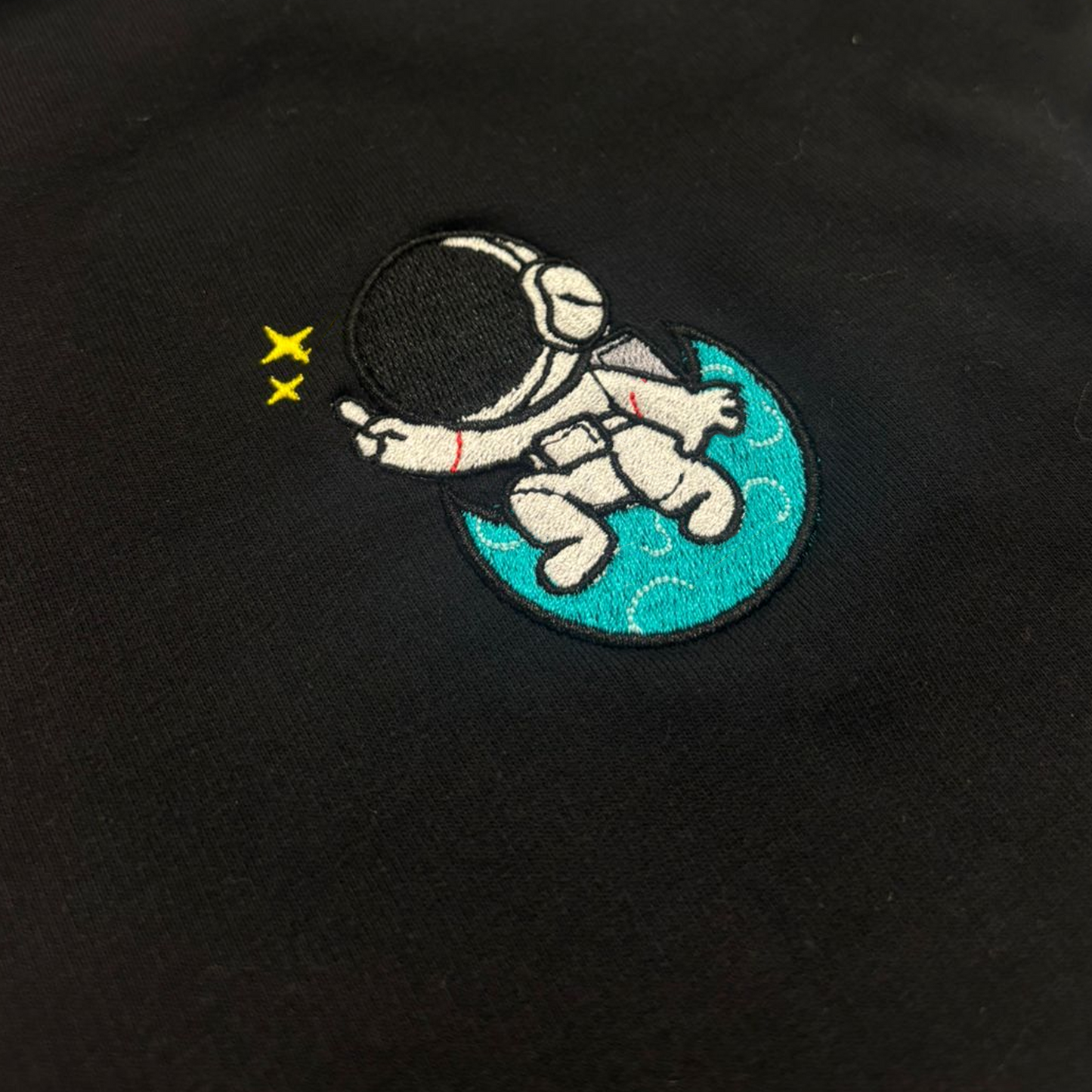 sudadera astronauta sentado en la luna bordado