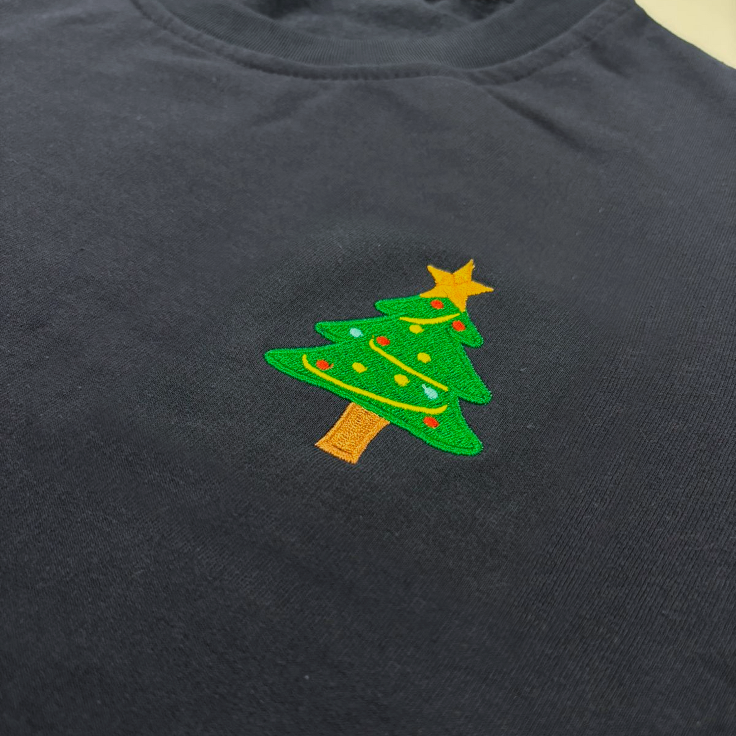 Sudadera cuello redondo arbol navidad bordado